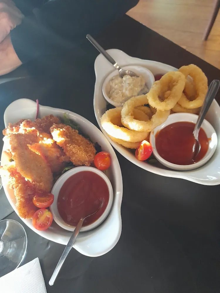 Nuggets de Poulet Et Beignets Oignons Frits